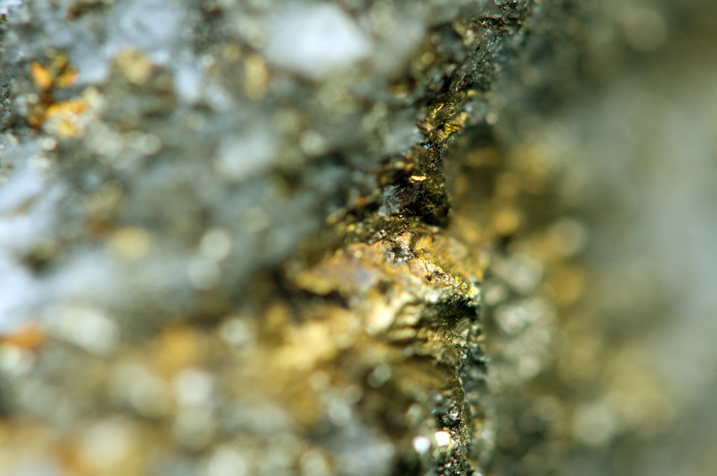 锰硅产量回升加剧锰矿紧张 黑色系商品期价下跌