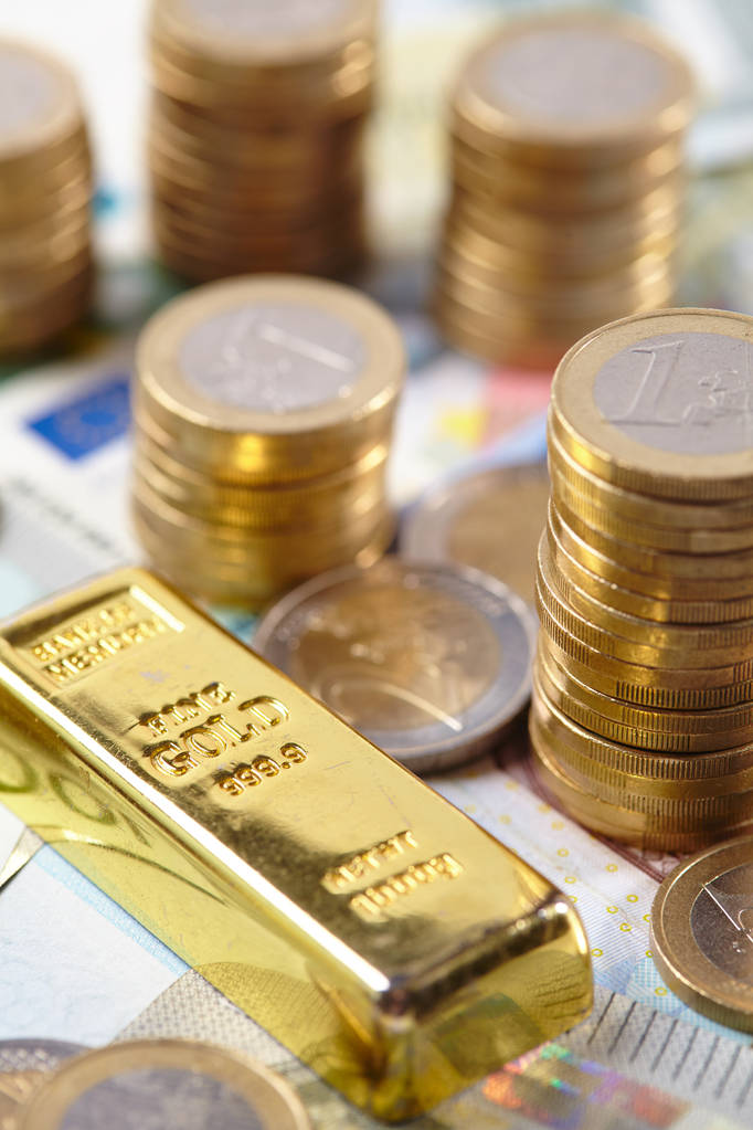 美元大幅反弹打压金价 2025年可能只降息2次