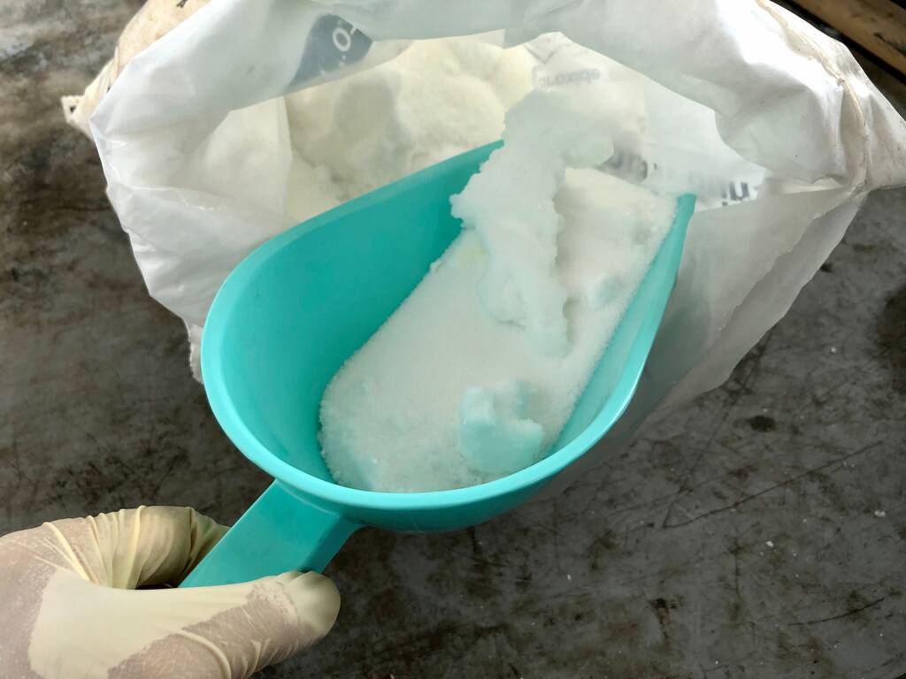 供应宽松叠加市场存累库趋势 烧碱期货价格走低