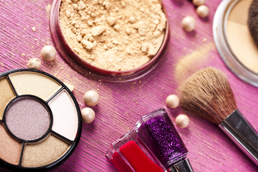 化妆品板块最新行情：2025年8月27日报1365.91点 跌幅达0.95%