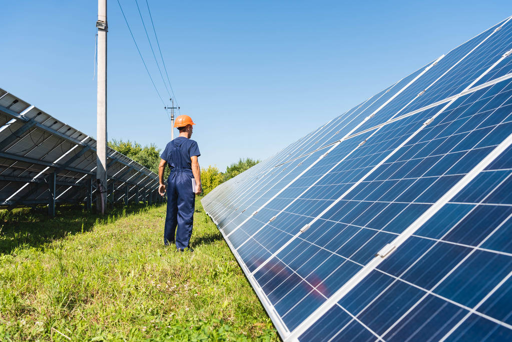 中国在戈壁点亮“巨型充电宝” 夜晚也能发电