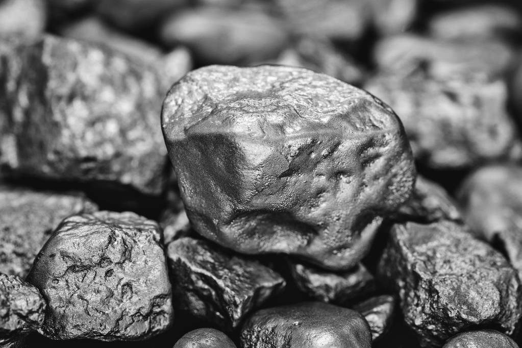 宏观情绪改善且到港持续大降 铁矿石强势反弹走高