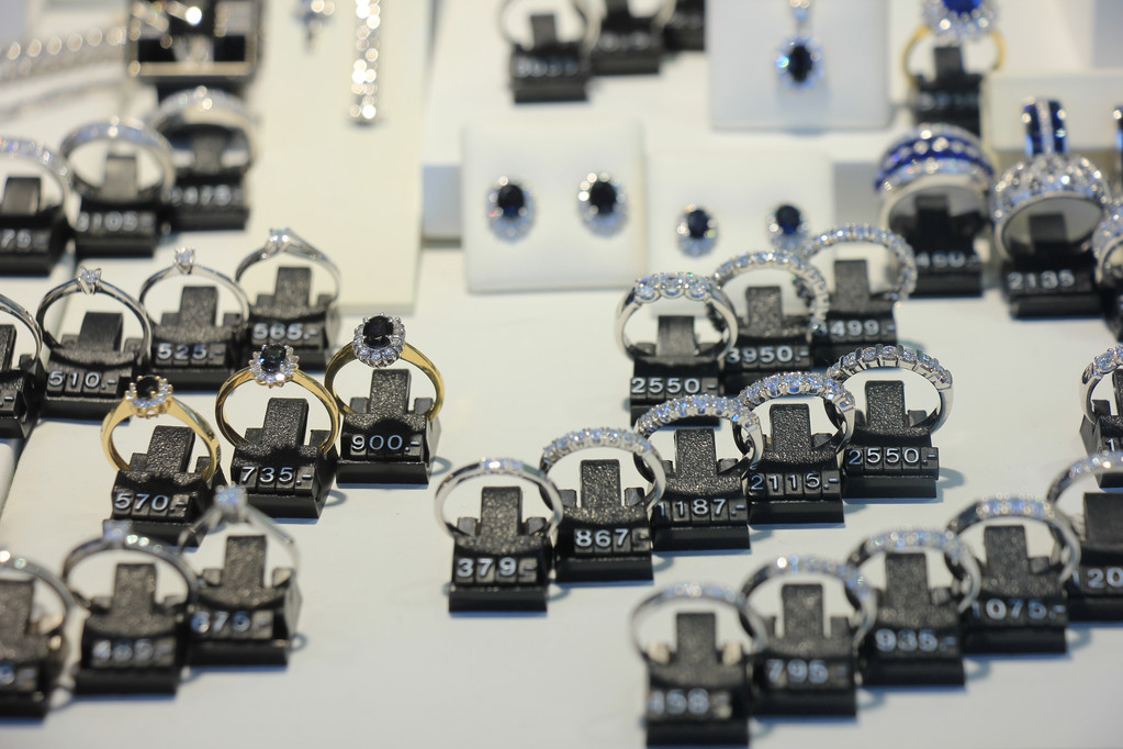 2025年12月10日萃华珠宝收盘报13.31元下跌0.60%