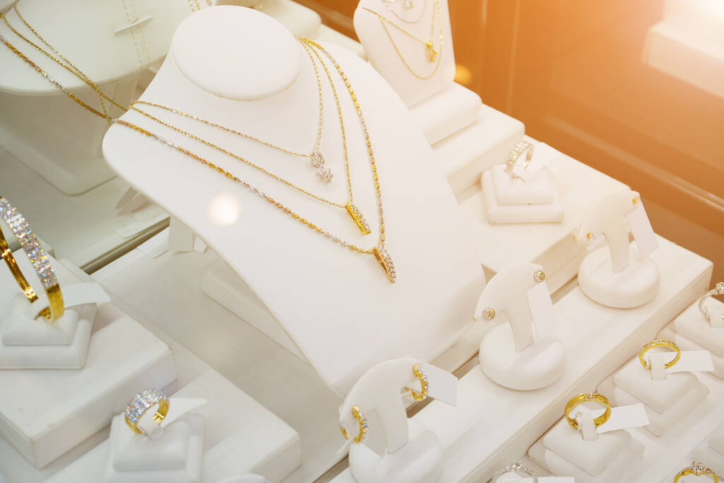 2025年12月10日老凤祥主力资金净流出584.31万元