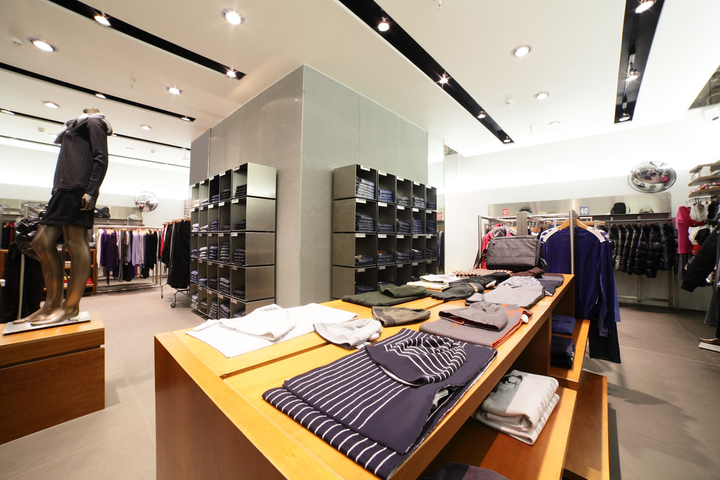 2025年12月12日纺织服装行业成交额为82.73亿元