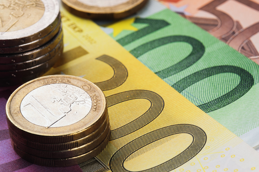 通胀与政策角力 欧元短期难破震荡