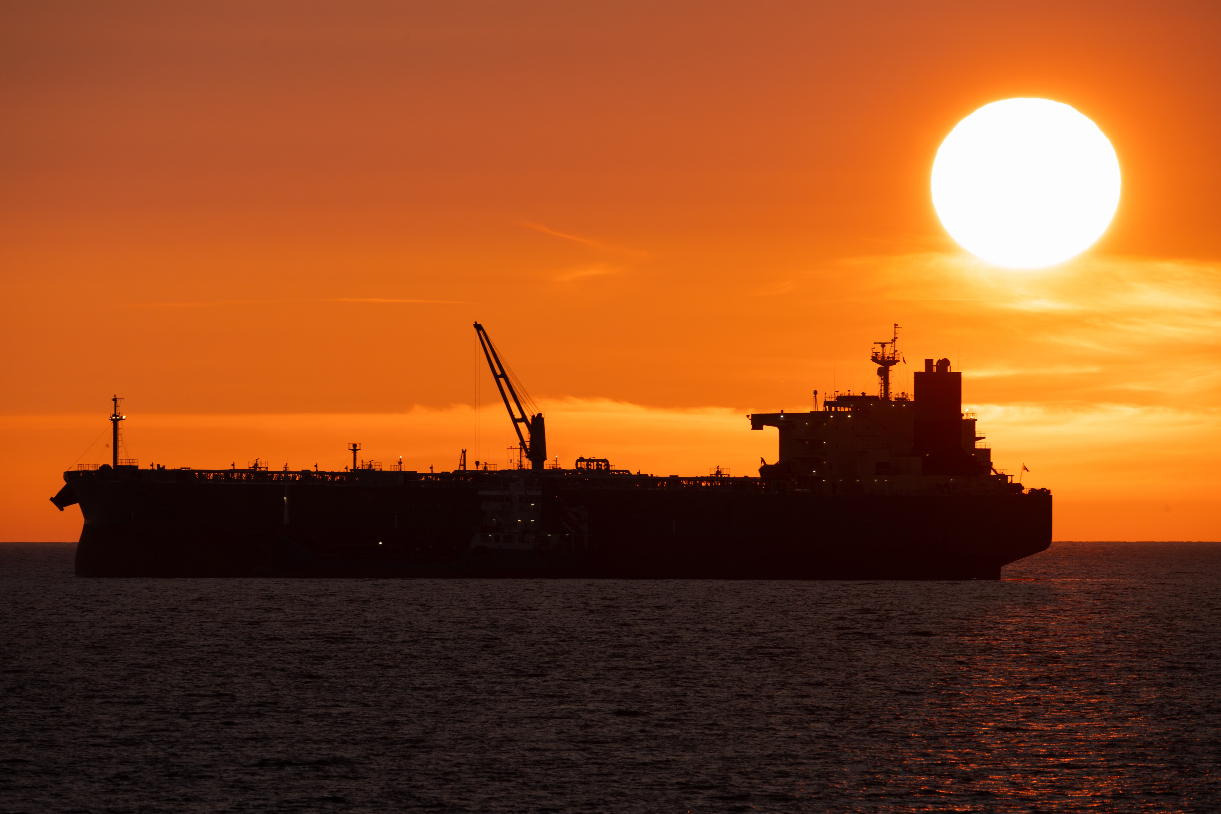 “油脉”霍尔木兹海峡停摆冲击波:油价狂飙,概念股大涨,有航运公司开始绕行