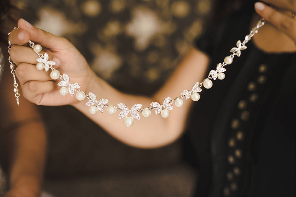 2026年3月3日萃华珠宝收盘报8.07元下跌4.95%