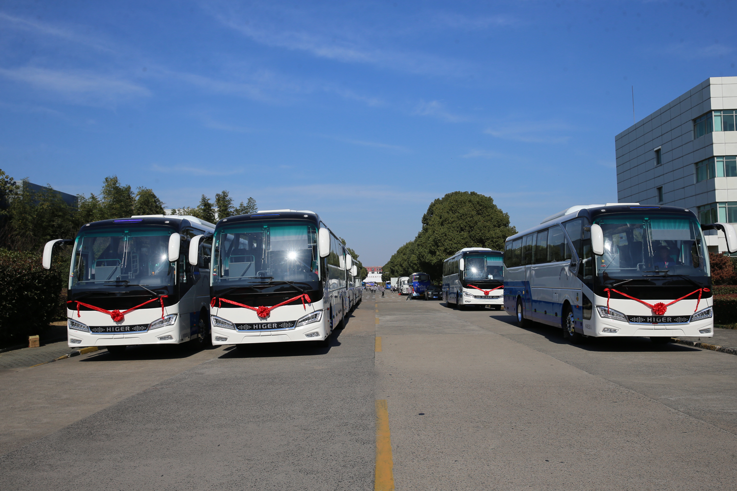 共築首都綠色美好出行蘇州金龍再向北京交付33輛純電動旅遊大巴